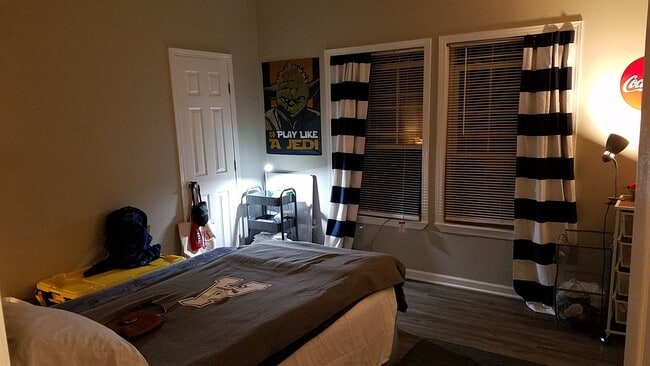 Building Photo - 221 Long St Unit Downstairs Bedroom