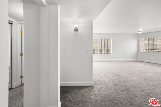 Building Photo - 10982 Roebling Ave Unit 423