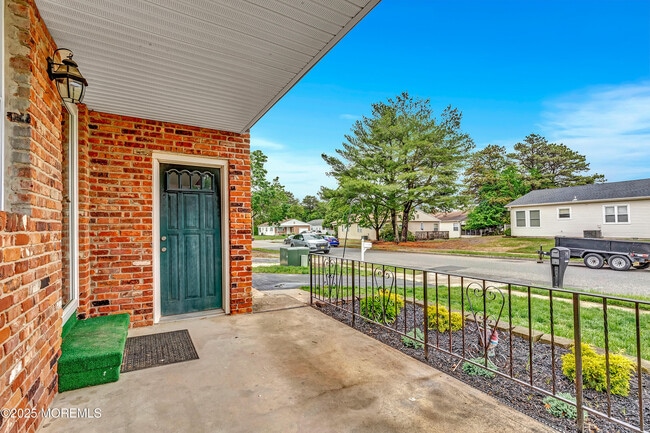 Photo - 14 Santiago Dr W