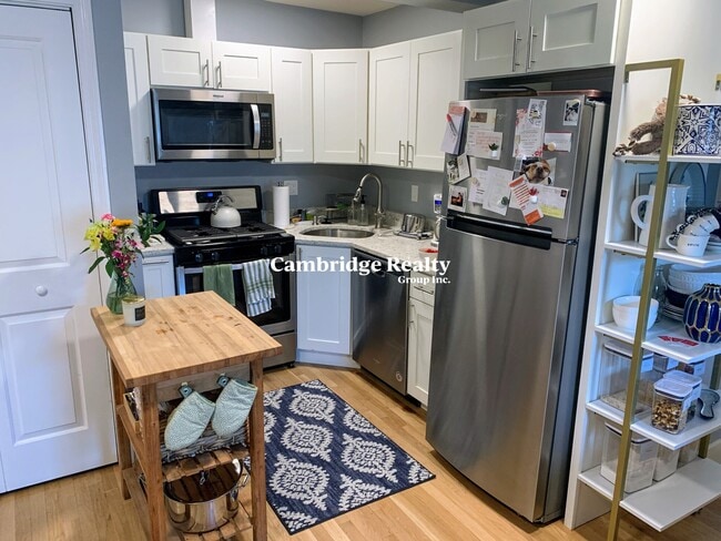 Building Photo - 87 Munroe St Unit 3R Rental