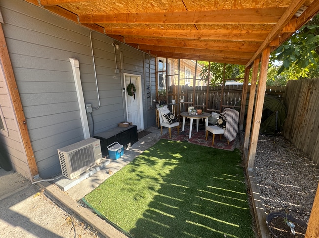 Building Photo - 577 400 S Unit Side Studio Apartment