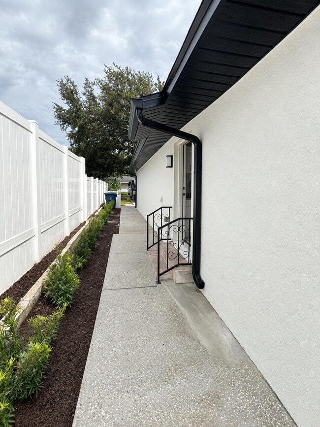 2108 W St Isabel St