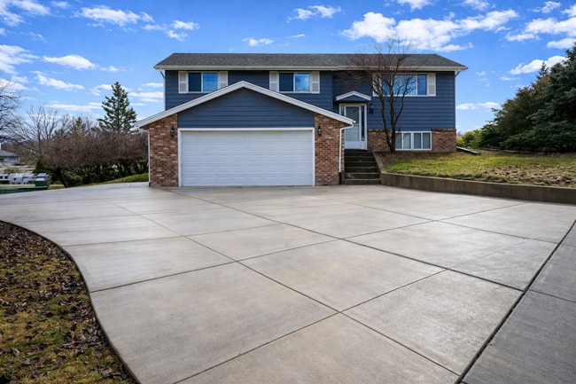 Building Photo - 906 Summit Dr