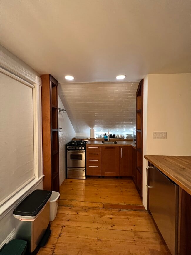 Building Photo - 9 Laurel St Unit 3