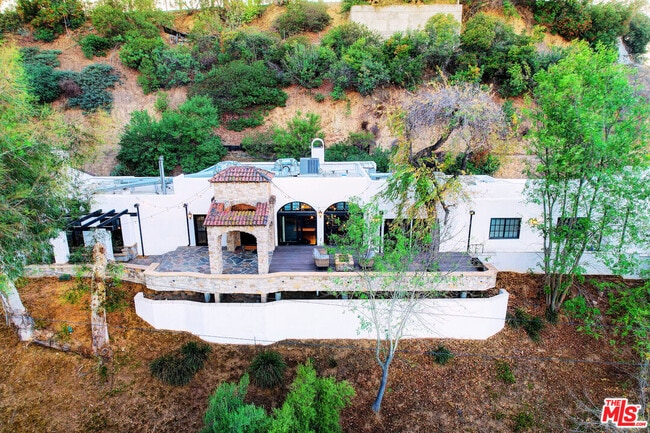 Building Photo - 2570 Nichols Canyon Rd Rental