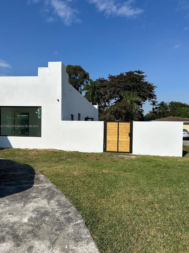 Photo - 8311 Grand Canal Dr Unidad A