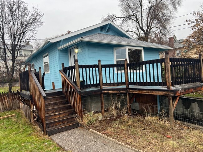 Photo - 2051 Lavey St