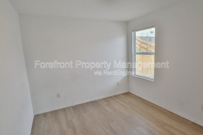 Photo - 5950 Frisbee Path