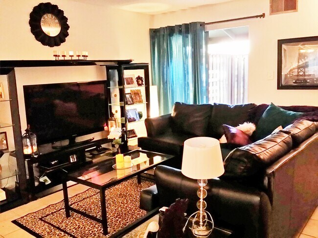 Building Photo - 2015 Olivera Rd