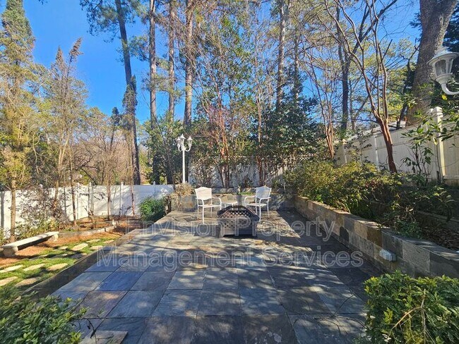 Photo - 1761 Monroe Dr NE