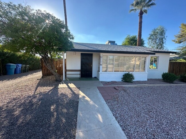 Building Photo - Vintage Ranch Home Unit House