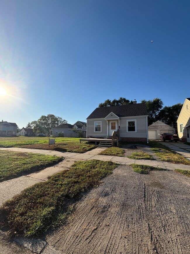 Building Photo - For Rent: 2 Bedroom Home with Bonus Room a...