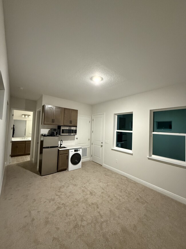 Studio apartment w/ kitchenette. Includes washer/dryer all-in-one combo, cooktop double burner, air - 3109 Voyager Ave Unidad Studio apartment