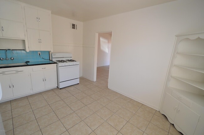 2425 N Los Altos Ave