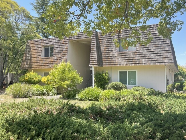 Building Photo - 2740 Tachevah Dr Unit Apt #4