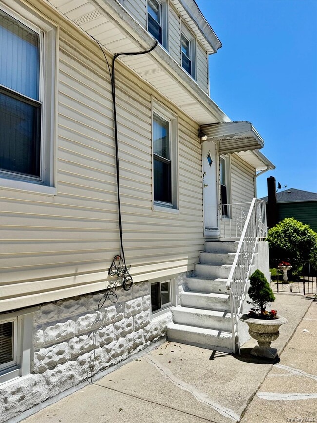 Building Photo - 196-42 44th Ave Unit 2