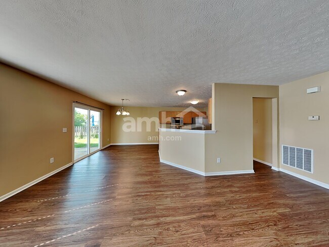 Photo - 220 Hartford Ct