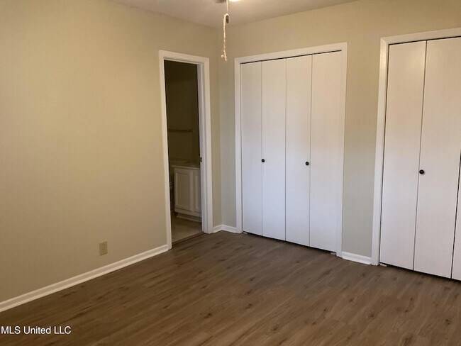 Photo - 139 Lakebend Cir