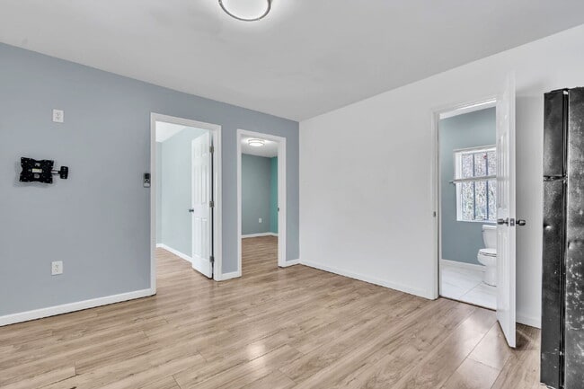 Photo - 2BR/1BA Triplex apartment home move-in ready!! $850/mo** Unidad A