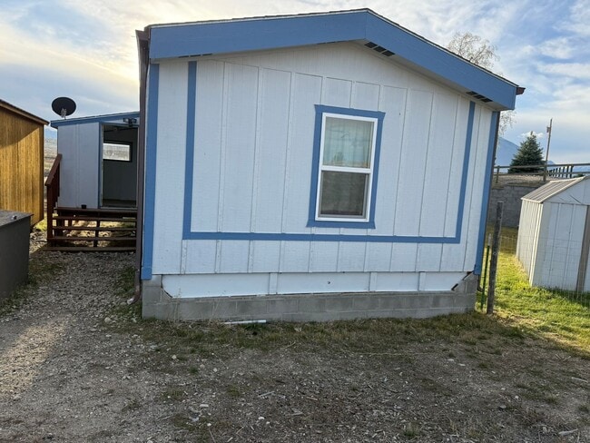 Building Photo - 3 bedroom 2 bath home in Country Setting