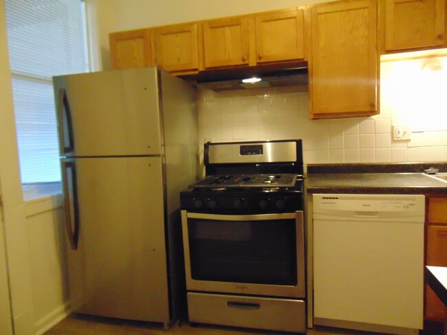 Building Photo - 2209 E 70th St Unit 2