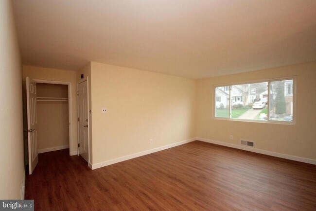 Building Photo - 1901 N Quebec St Unit MIDDLE Rental
