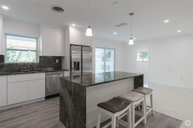 Building Photo - 904 NE 96th St Rental