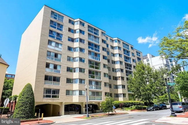 Building Photo - 922 24th St NW Unit 617