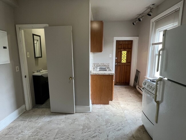 Building Photo - 519 E 9th St Unit 5F