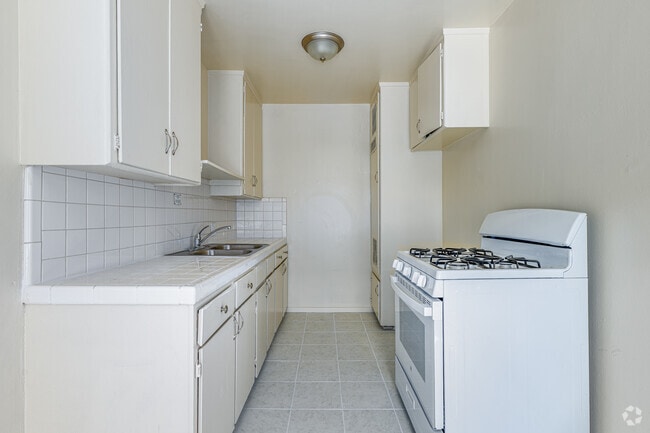 1BR, 1BA - 600SF - Kitchen
