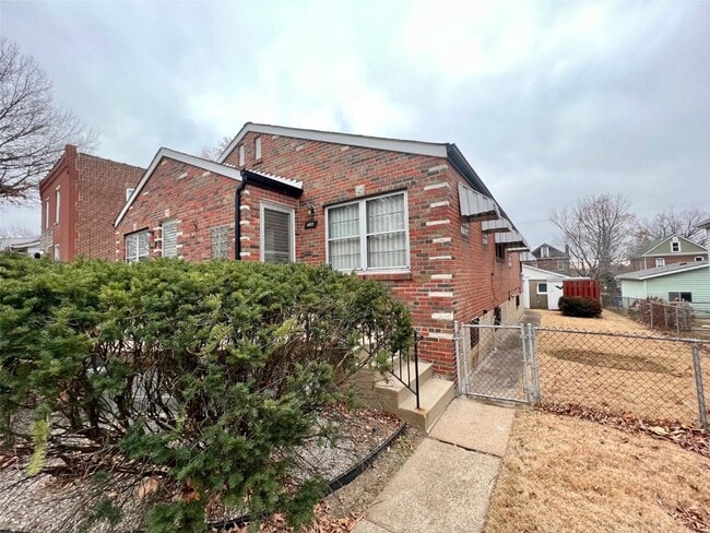 Photo - 6152 Victoria Ave