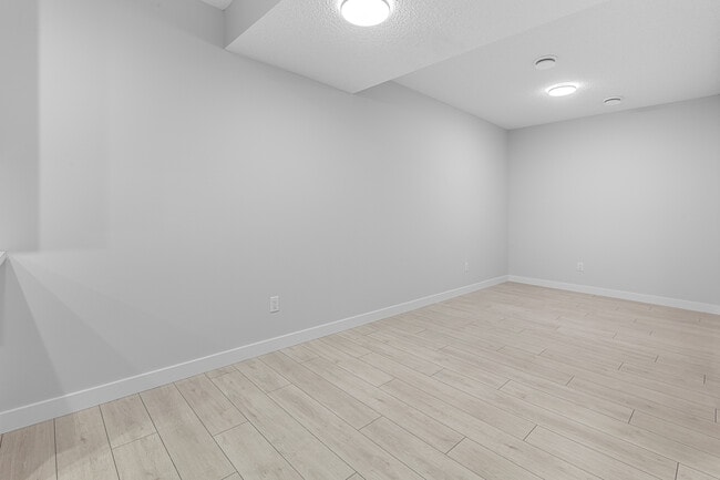 Photo - 1439 Cherniak Way SW