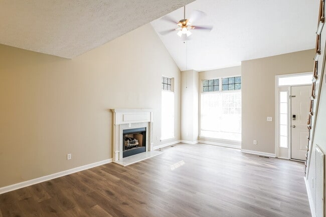 Photo - 131 Braxton Ln E