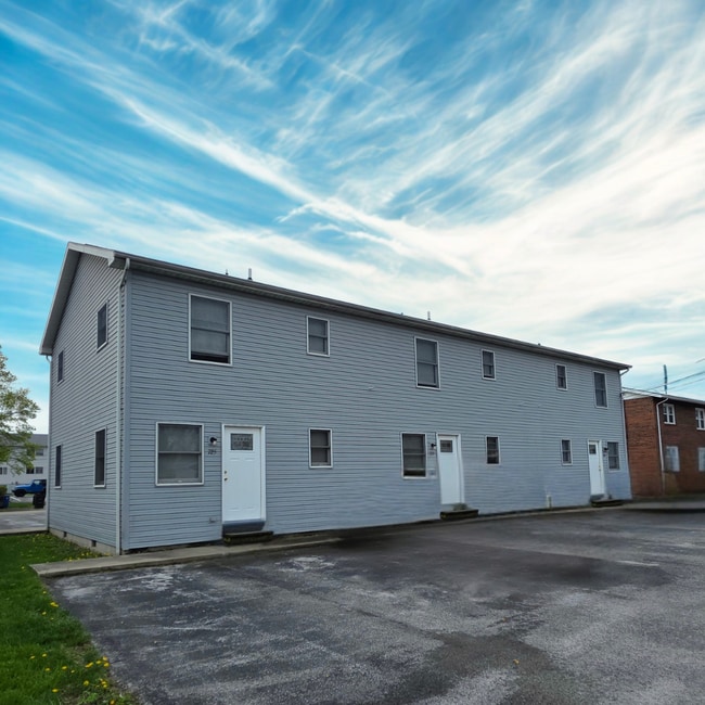 Building Photo - Three Bedroom One Bath Townhouse Near BGSU