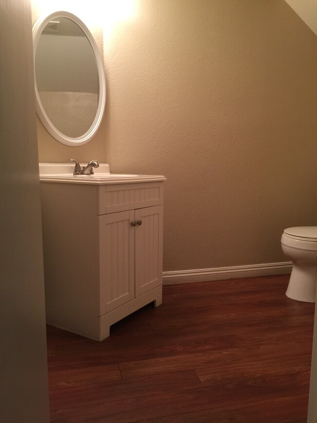 Cuarto de baño en la planta baja - 10676 Walnut St Unidad 10676