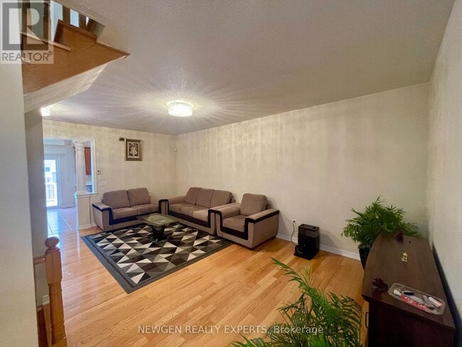 Photo - 42 Crystalview Crescent