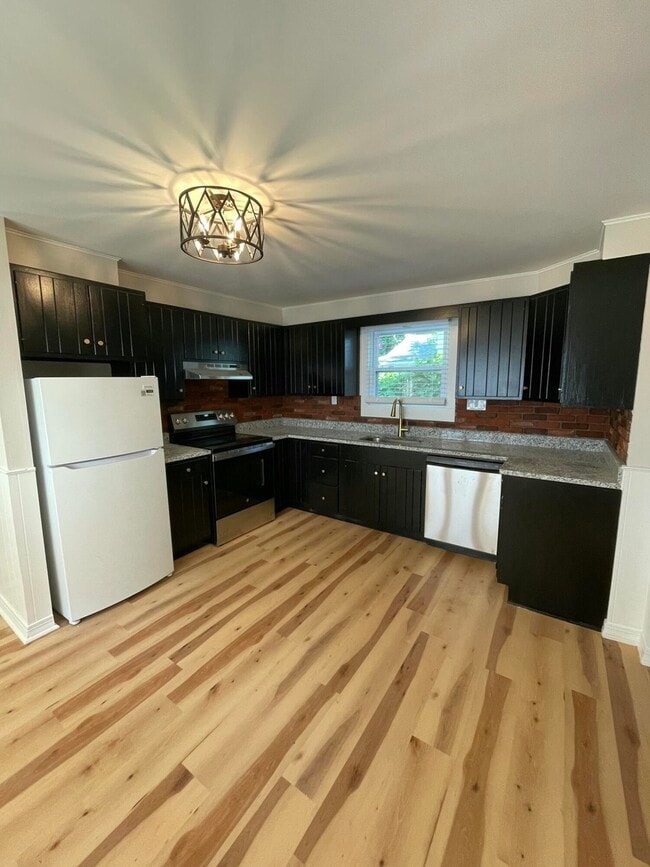 Building Photo - 56 Chapel St Unit 2