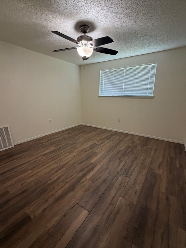 Building Photo - 2110 Bentvine Dr