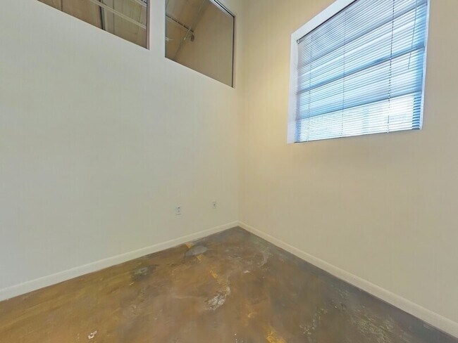 Building Photo - 1011 W Marshall St Unit Apt. 135