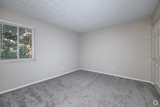 2BR, 2BA - 882SF - Primary Bedroom