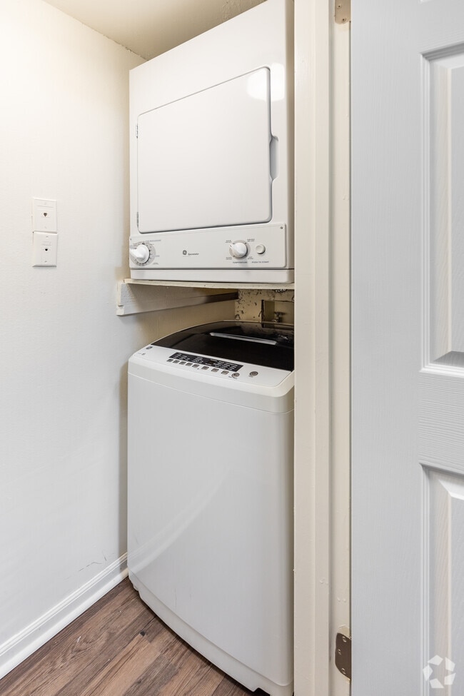 1 BR, 1 BA - 570 SF