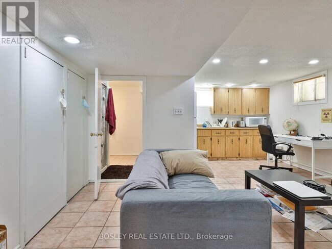 Photo - 283 Davisville Ave