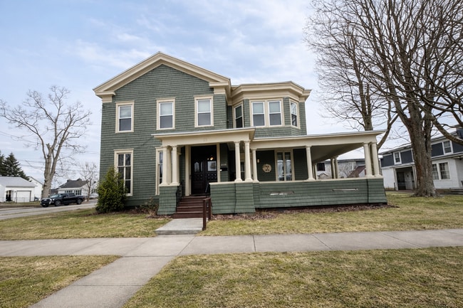 Building Photo - 218 N George St Unit Upstairs