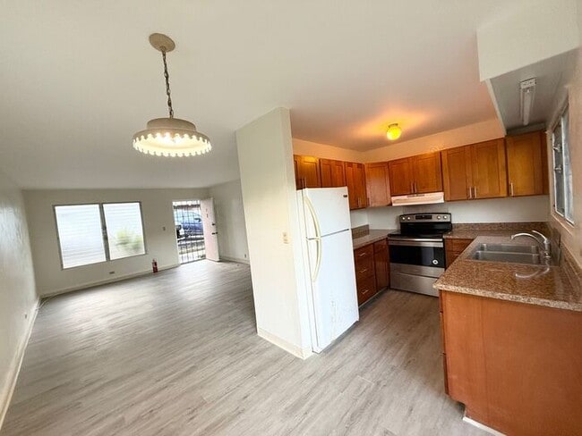 Building Photo - Salt Lake - Tropicana Manor 3-bedroom 2-ba... Rental