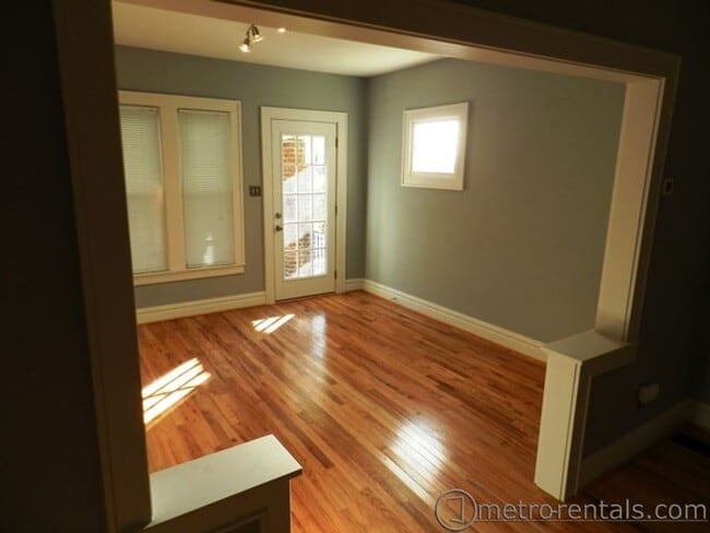 170-172-172 E Tompkins St