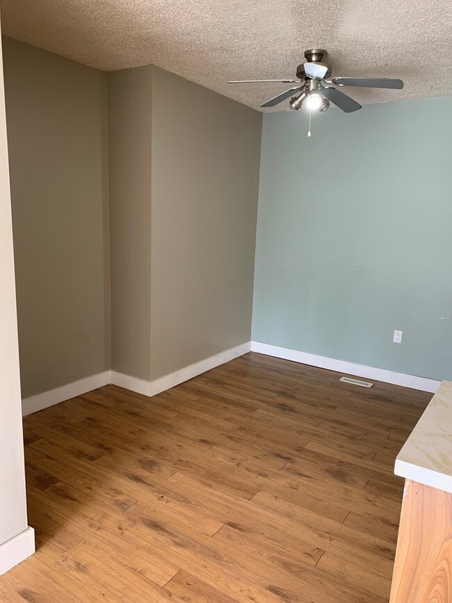 Photo - 10420-10100 100 Ave.