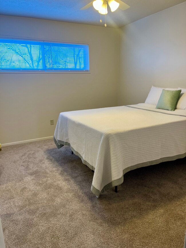 2633-8 Dormitorio - Chamberlain and Lawnfair Apartments