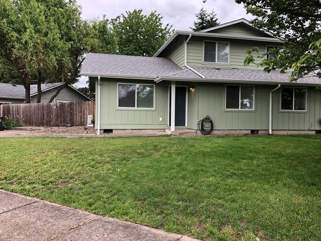 Completely updated 3 bedroom 1 bath duplex! - Completely updated 3 bedroom 1 bath duplex! House