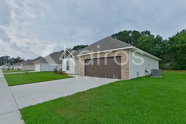 Photo - 111 Rainfall Ln