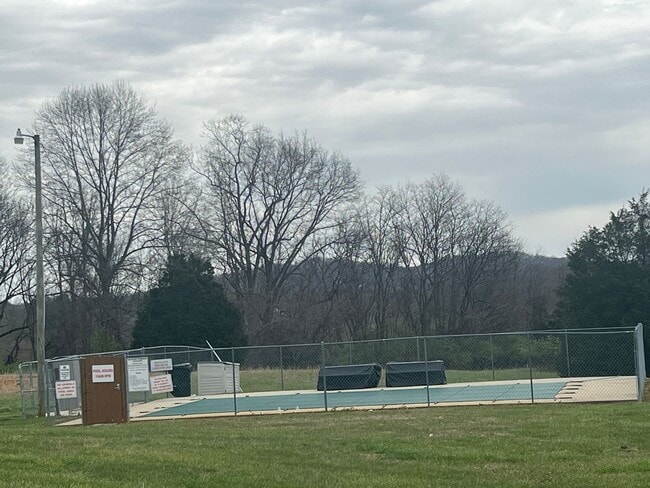 Building Photo - UPDATED 2 BEDROOM TOWNHOUSE WITH COMMUNITY POOL